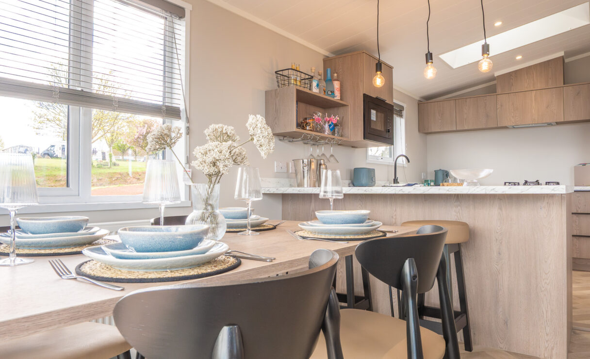 Victory View Lodge dining table and kitchen