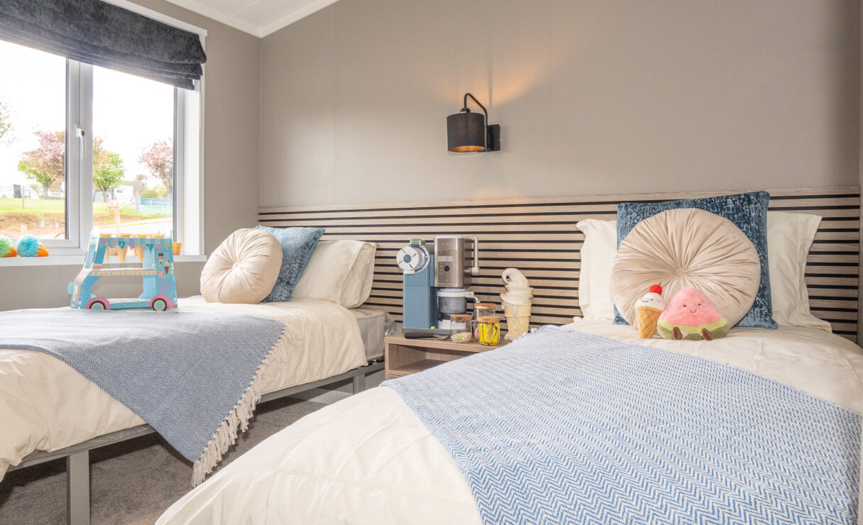 Victory View Lodge twin bedroom with ice cream decor