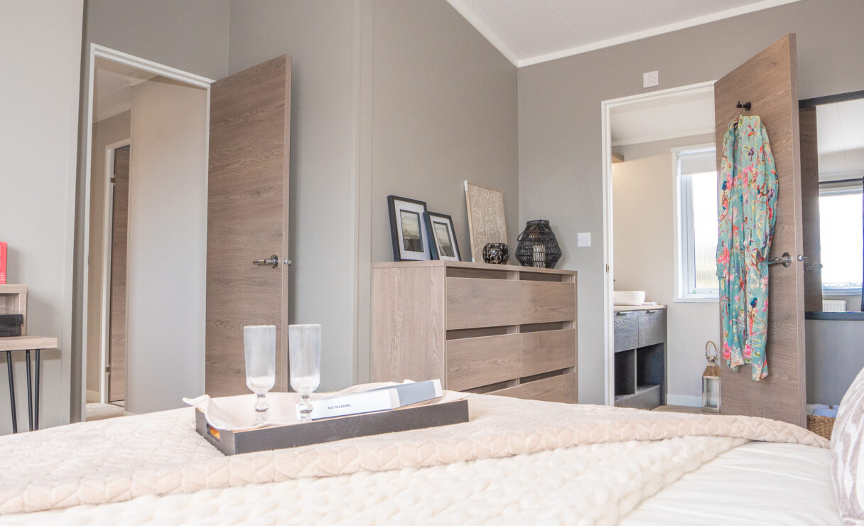 Victory View Lodge main bedroom showing ensuite