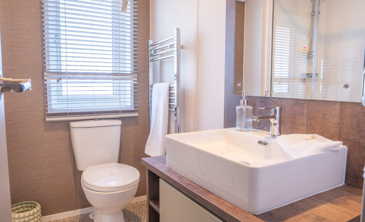 Regal Harbour shower room