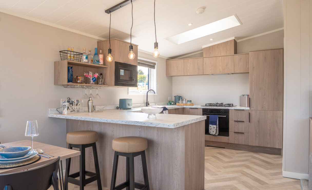 Victory View Lodge kitchen with cocktail bar