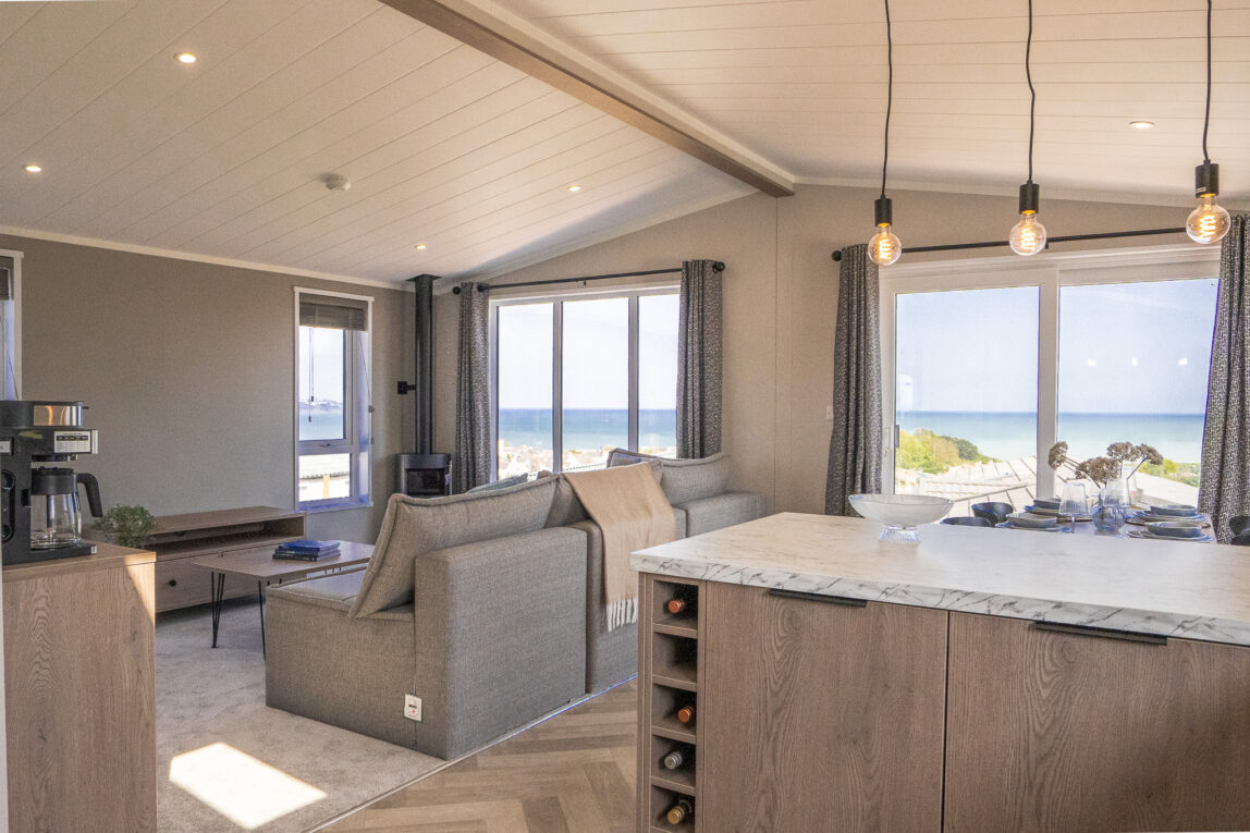 Victory View Lodge Living area with sea view
