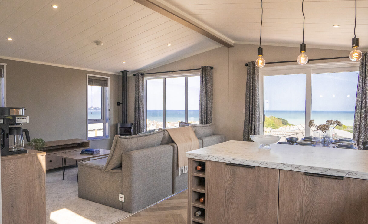 Victory View Lodge Living area with sea view