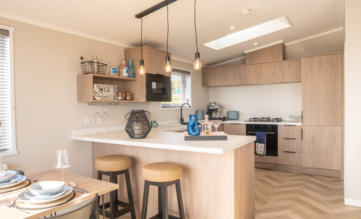 Victory View Lodge kitchen with cocktail bar