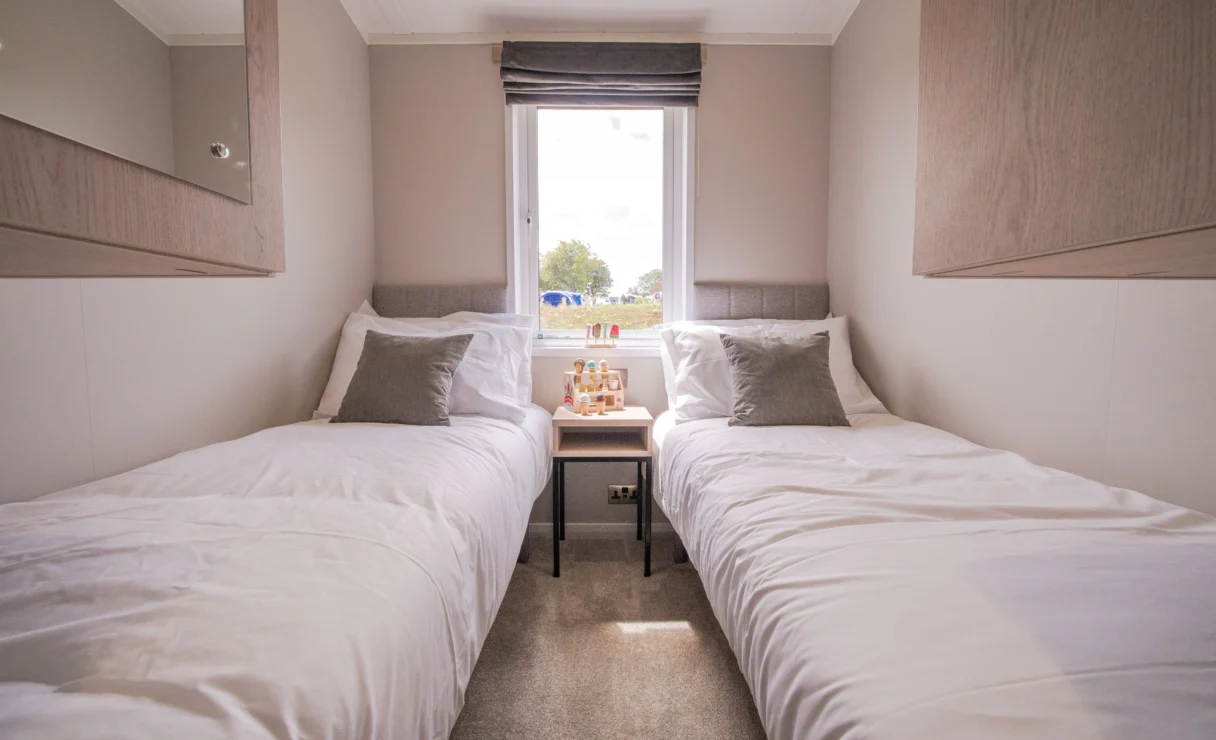 Victory Davenport luxury lodge twin bedroom