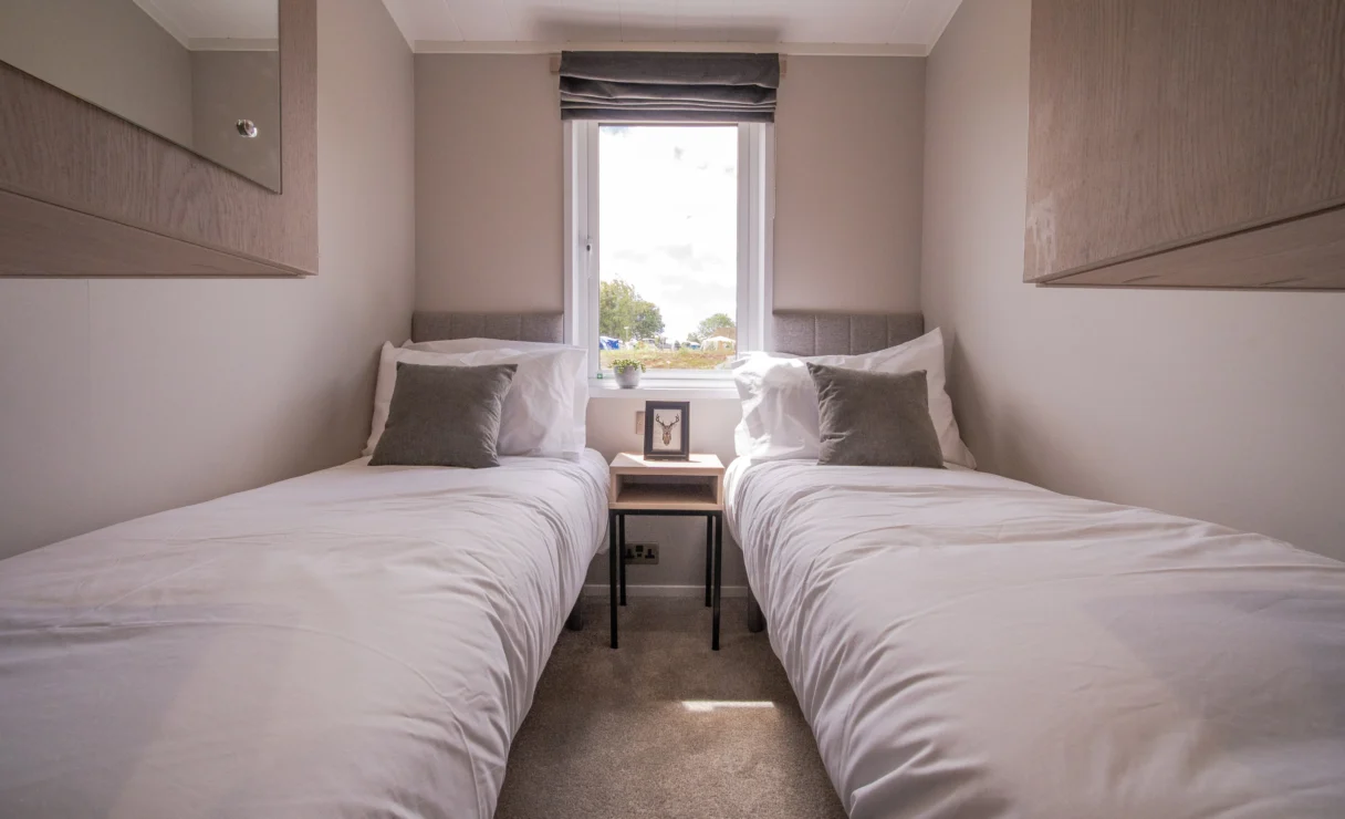 Victory Davenport luxury lodge twin bedroom